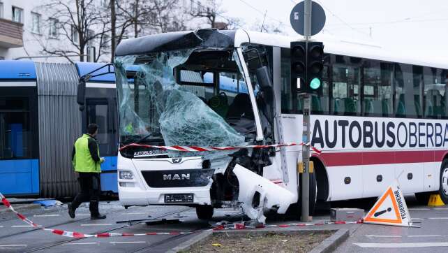 Bus und Tram stoßen in München zusammen - zwölf Verletzte