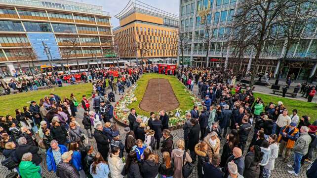 1.500 Menschen bei Gedenken nach Todesfahrt in Mannheim