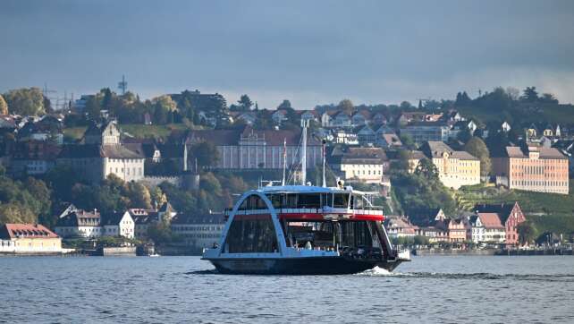 Neue Bodensee-Fähre treibt nach Motorpanne im Wasser