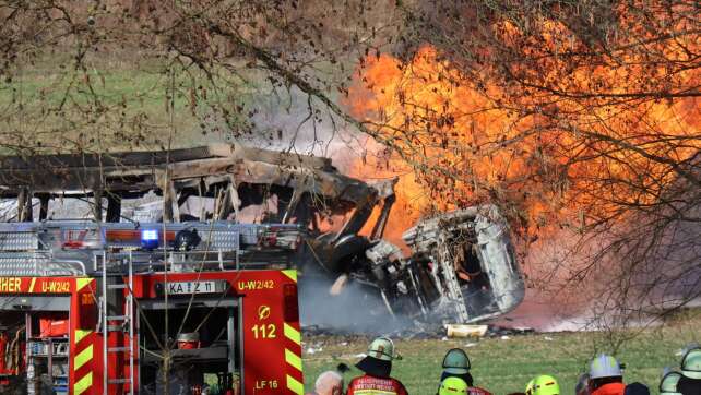 Inferno an Bahnübergang: Drei Tote bei Unfall mit Tanklaster