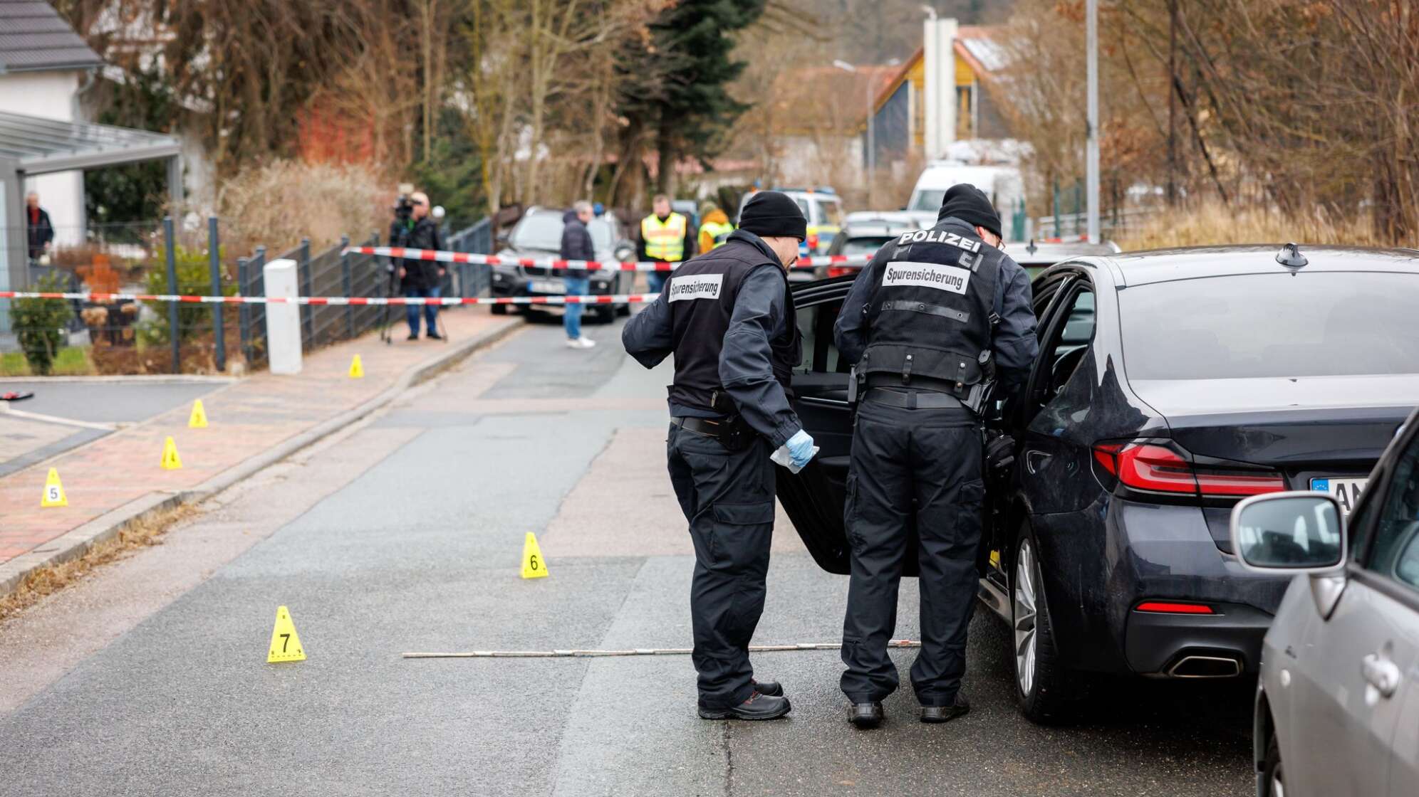 Mann niedergestochen - Polizei sucht nach Verdächtigem