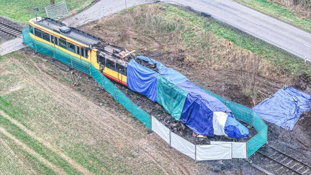 Bergungsarbeiten nach tödlichem Unfall am Bahnübergang