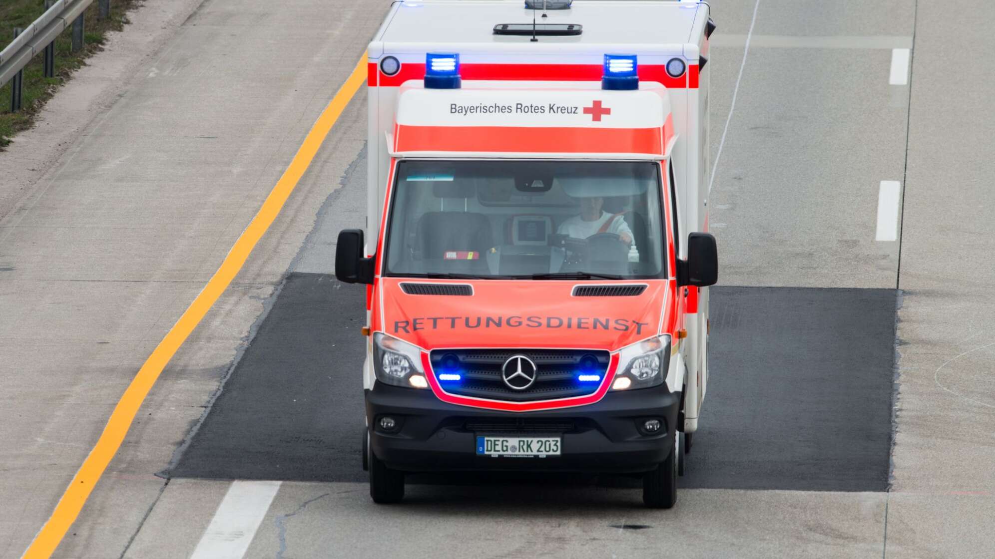 Ein Krankenwagen fährt über die Autobahn