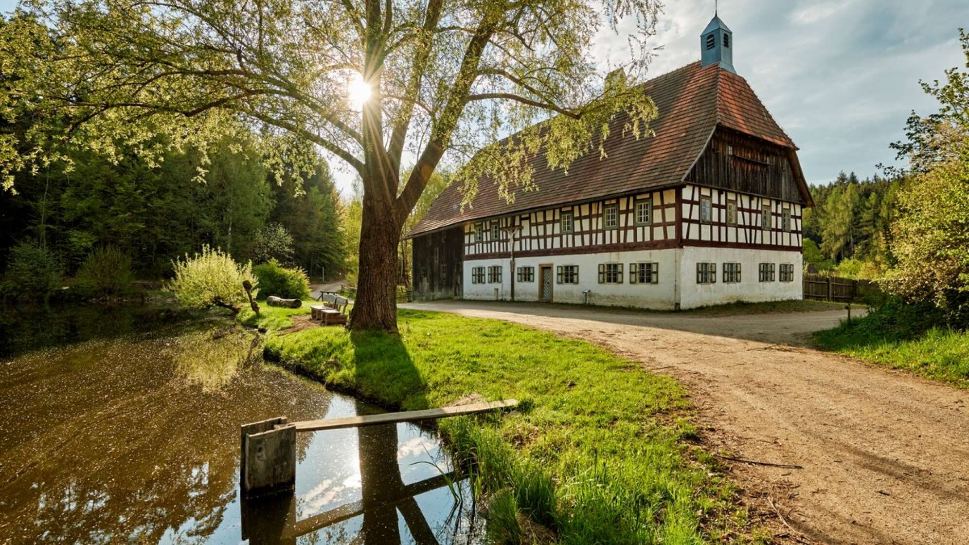 Mühlenteich im Freilandmuseum Oberpfalz. Dahinter die imposante Rauberweihermühle.