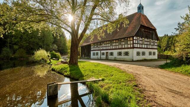 Entdeckt die Vielfalt der Schürzen: "Angebandelt - ein Date mit der Schürze" im Freilandmuseum Oberpfalz