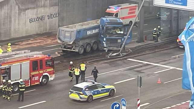 Staus nach Lastwagen-Unfall auf Mittlerem Ring in München