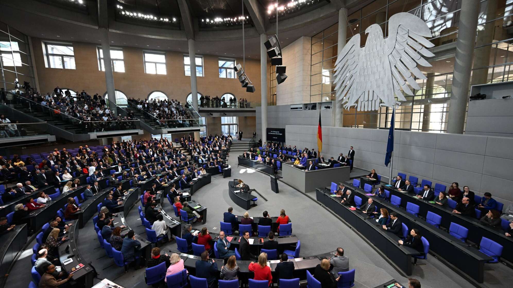 Bundestag - Sondersitzung zur Grundgesetzänderung