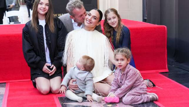 Gal Gadot geht mit Familie auf «Walk of Fame»-Stern zu Boden