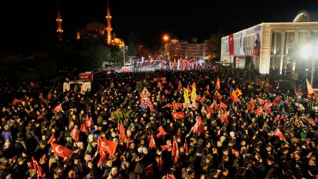 Tausende protestieren gegen Festnahme von Erdogan-Rivale