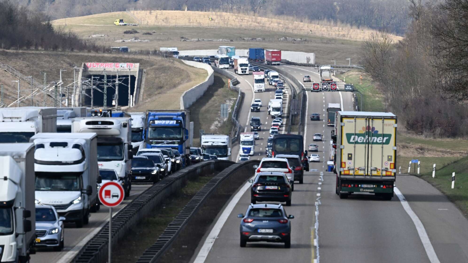 Vor der Sperrung der Autobahn 8 am Albabstieg