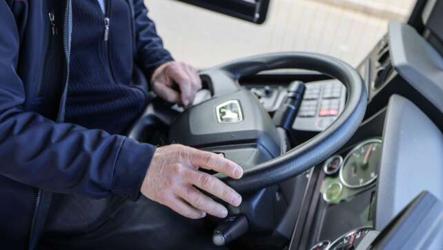 Streit um Kleingeld: Busfahrer hält Fahrgast fest