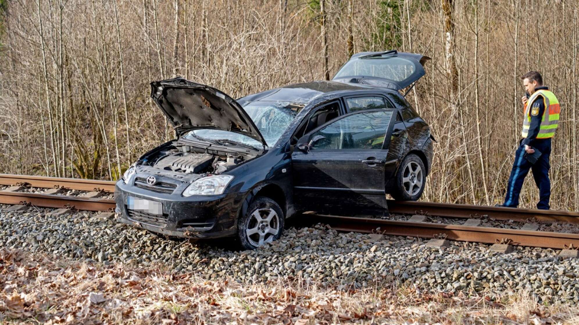 Autofahrer schleudert auf Bahngleis