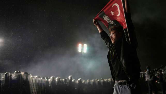 Massenproteste gegen Inhaftierung von Erdogan-Rivalen