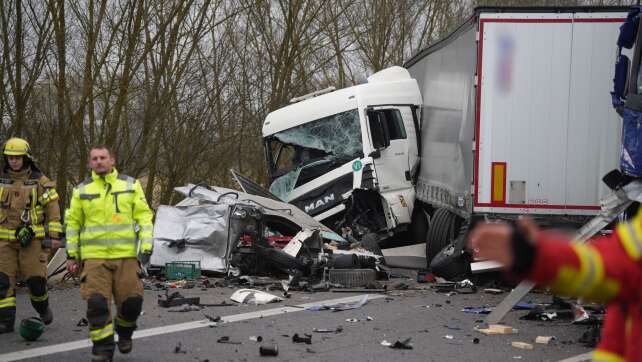 Zwei Tote bei Unfall mit Lastwagen auf der A93