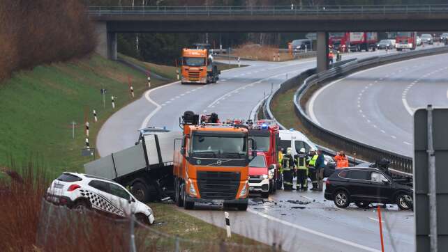 Pkw prallt gegen stehenden Lastwagen - Autofahrer stirbt