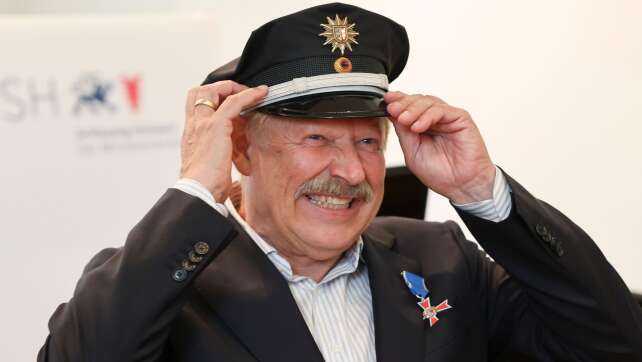 Axel Milberg zum Ehrenkommissar in Kiel ernannt