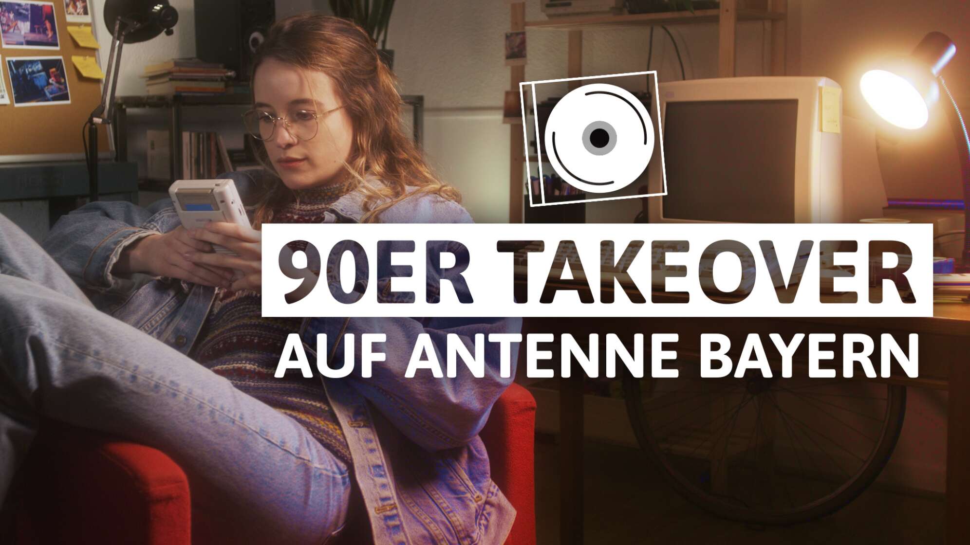 Mädchen liegt mit Gameboy auf einer Couch, im Vordergrund der Text "90er TAKEOVER auf ANTENNE BAYERN"