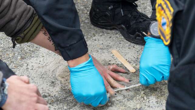 Klebeprotest an Zufahrt zu Rüstungsfirma Renk