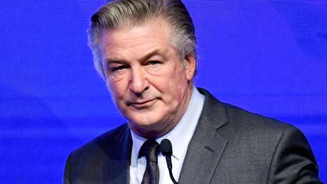 Alec Baldwin kracht mit Auto seiner Frau gegen Baum