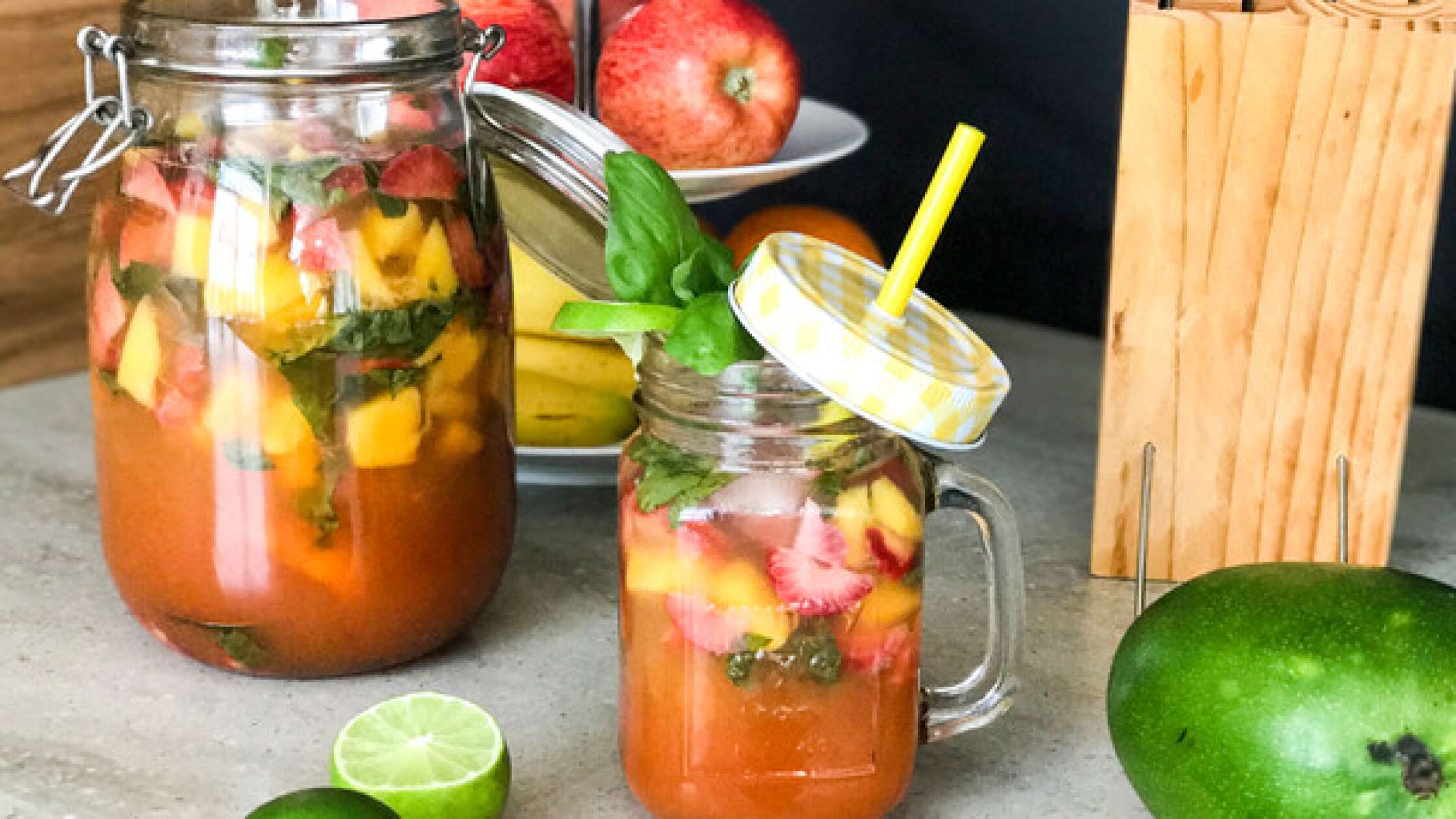 Erfrischende Mango-Erdbeer-Bowle mit Basilikum