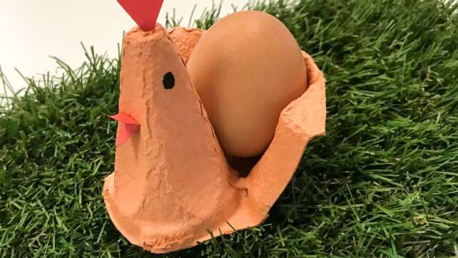 Do it Yourself: Hahn-Eierbecher für Ostern