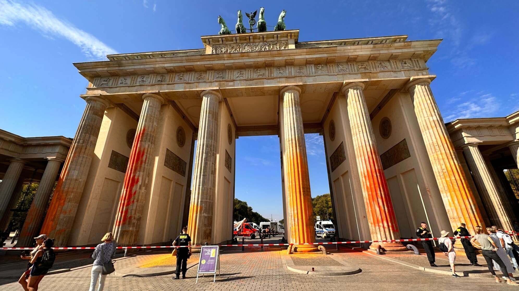 Klimaaktivisten besprühen Brandenburger Tor