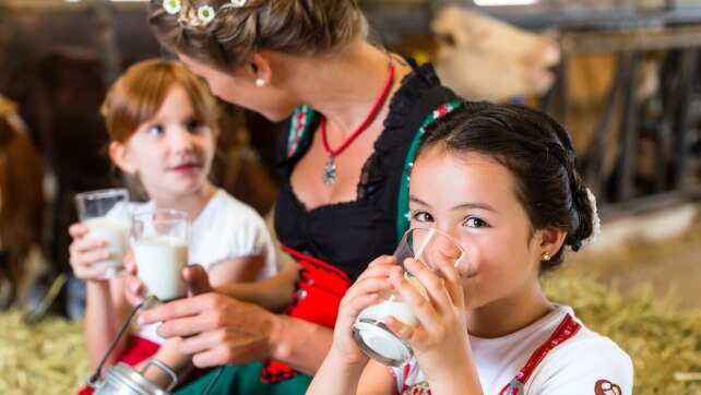 Nicht ins Kühlschranktürfach: So bleibt Bayerns Milch länger haltbar