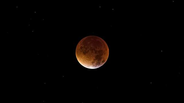 Seltenes Himmelsspektakel: Fotos vom Blutmond über Bayern