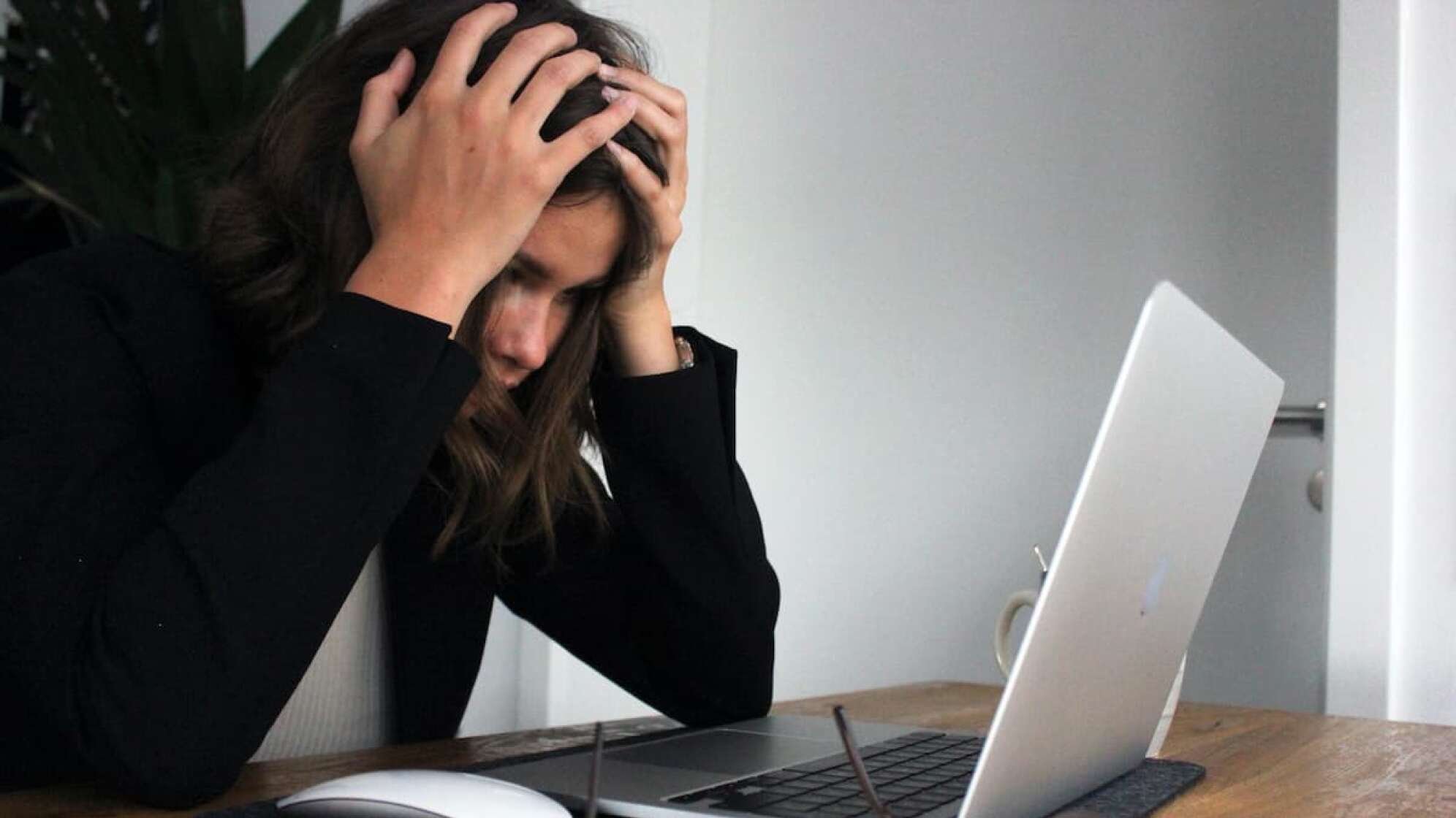 Frau gestresst vor Laptop