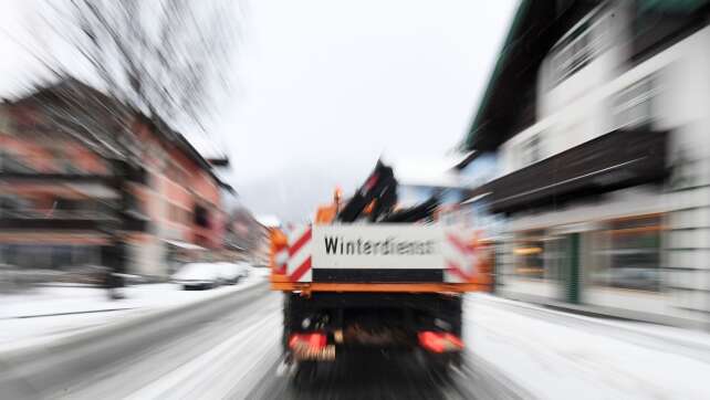 Innovativer Winterdienst: Bayern setzt auf Gurkenwasser statt Streusalz für eisfreie Straßen