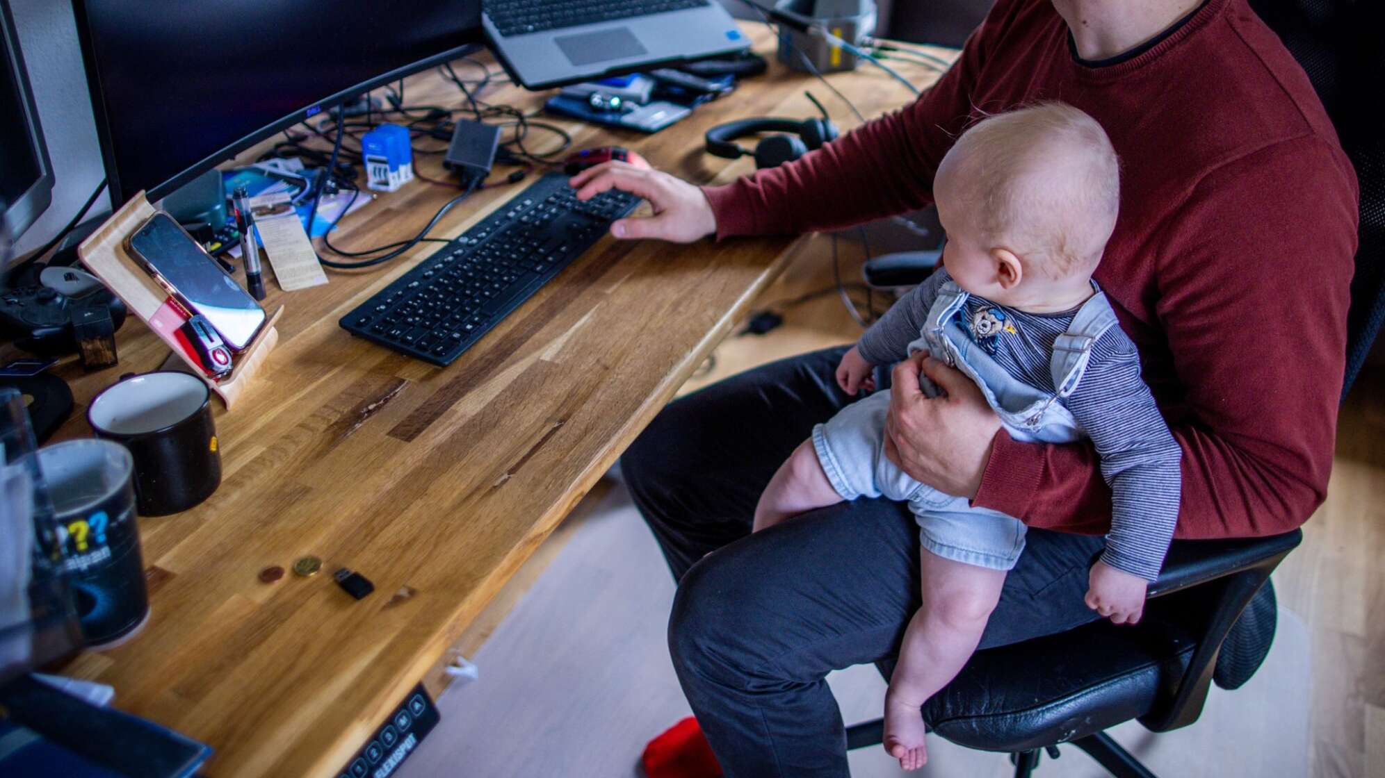 Junger Vater im Homeoffice