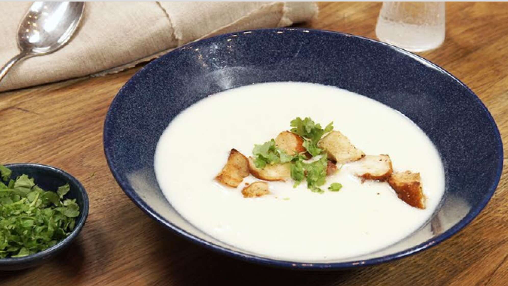 Spargelsuppe mit Brezn-Croutons