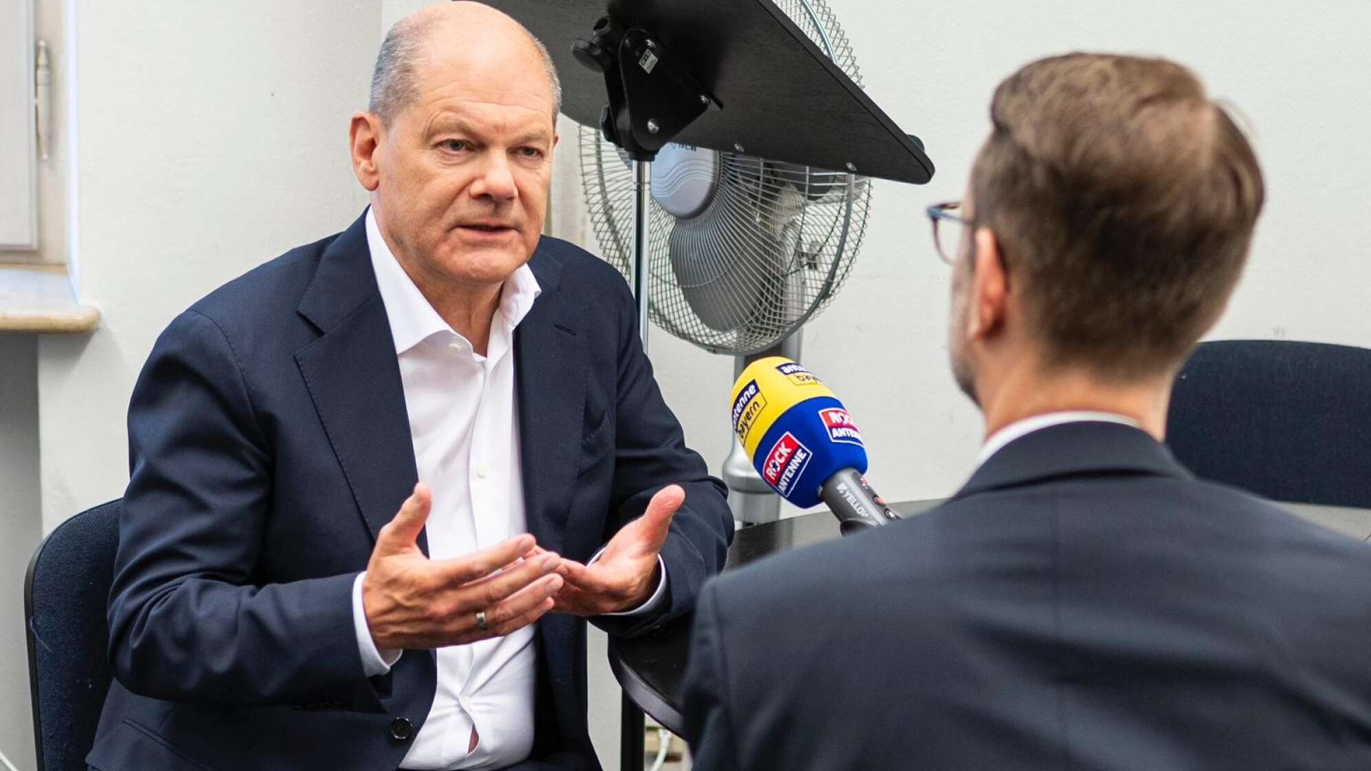 Bundeskanzler Scholz im Gespräch mit Stefan Mack von ANTENNE BAYERN