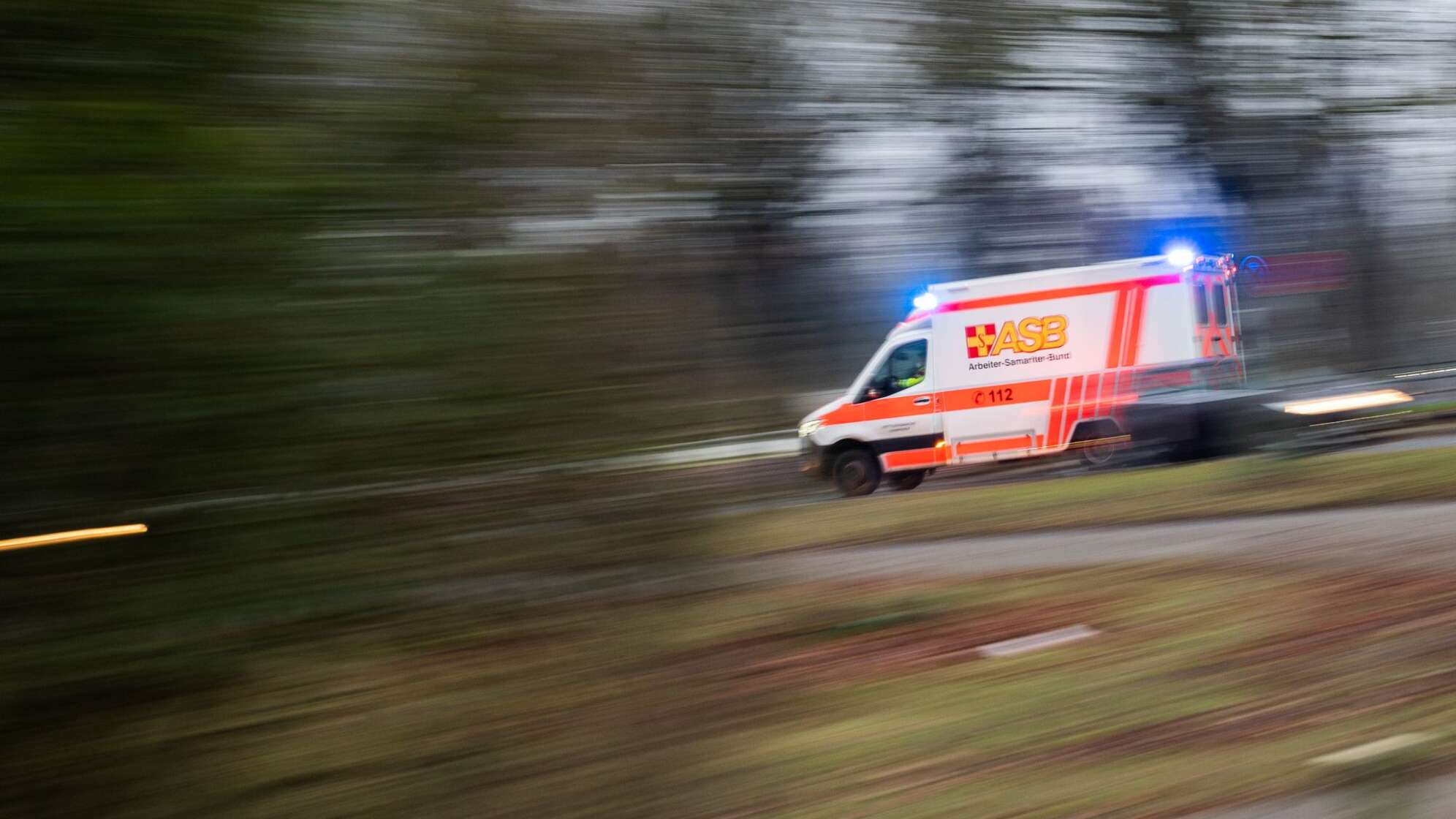 Ein Rettungswagen ist mit Blaulicht im Einsatz