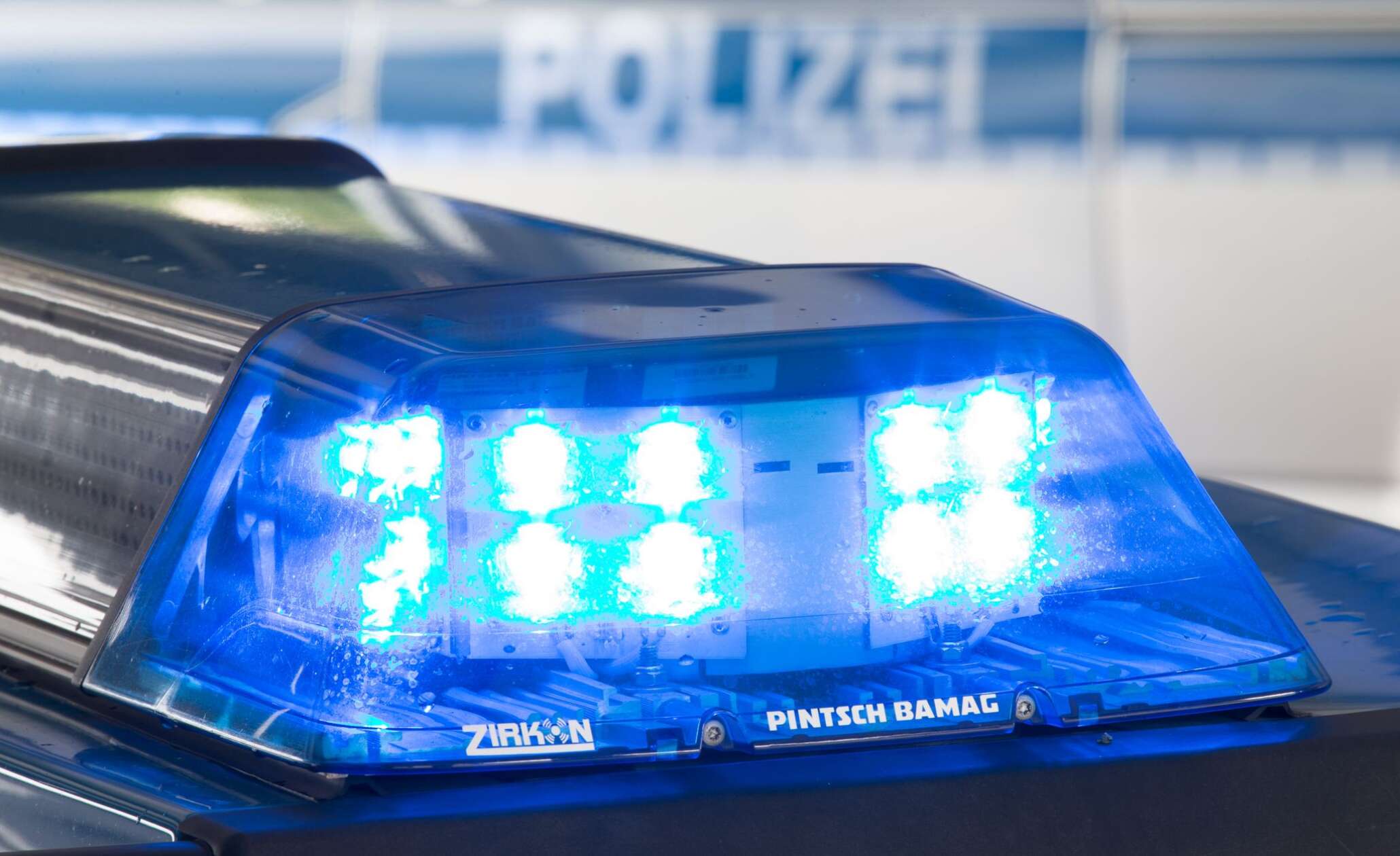 Mann übergießt 19-jährige Tochter mit Eimer heißem Wasser