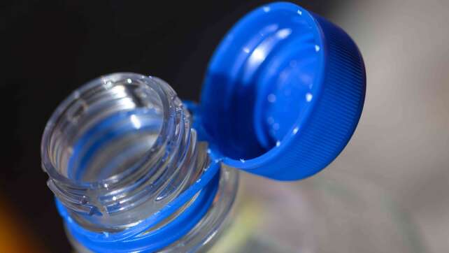 Neue Richtlinie: Feste Deckel bei Einweg-Plastikflaschen und Saftkartons
