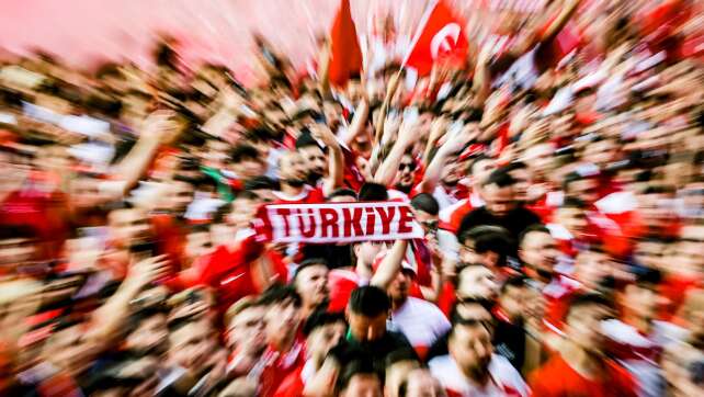 Autokorsos und Hupkonzerte: Türkei-Fans feiern Sieg
