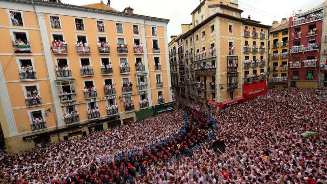 Zehntausende feiern in Spanien Start der blutigen Stierhatz