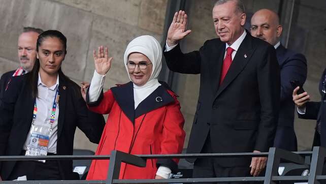 Erdogan nach Wolfsgruß-Eklat bei Türkei-Spiel im Stadion