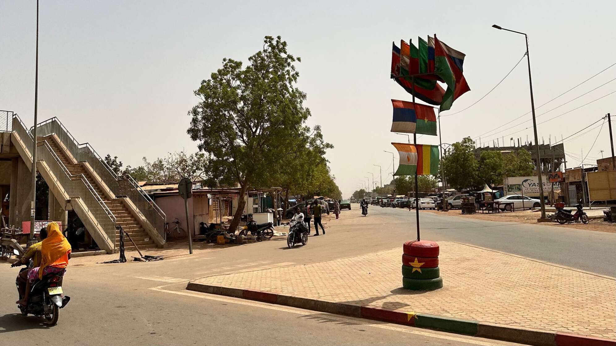 Straßenszene mit Fahnen in Burkina Faso