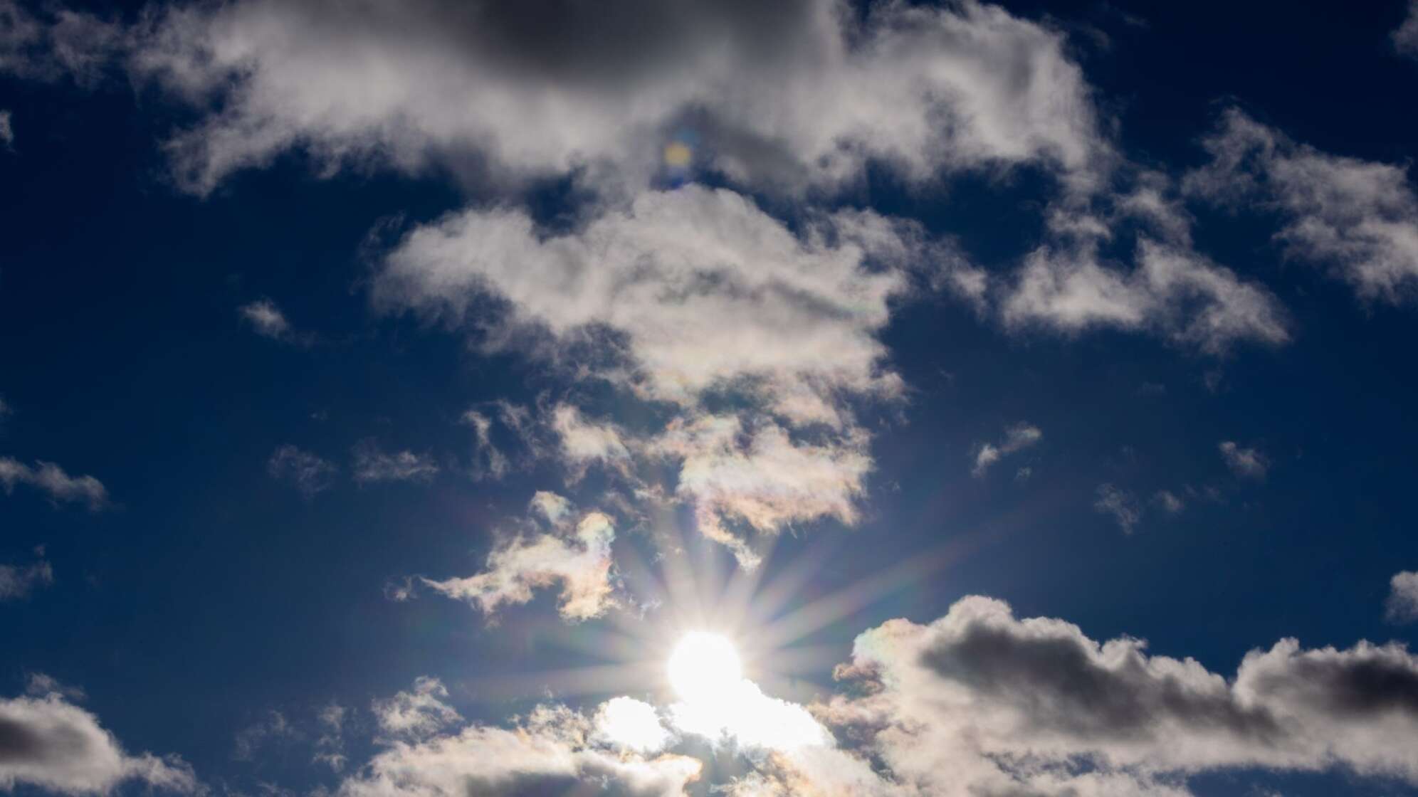 Mix aus Sonne und Wolken