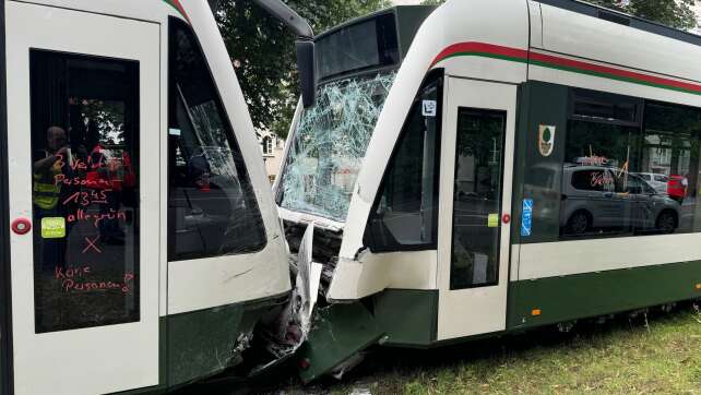 Trambahnen stoßen in Augsburg zusammen: zahlreiche Verletzte