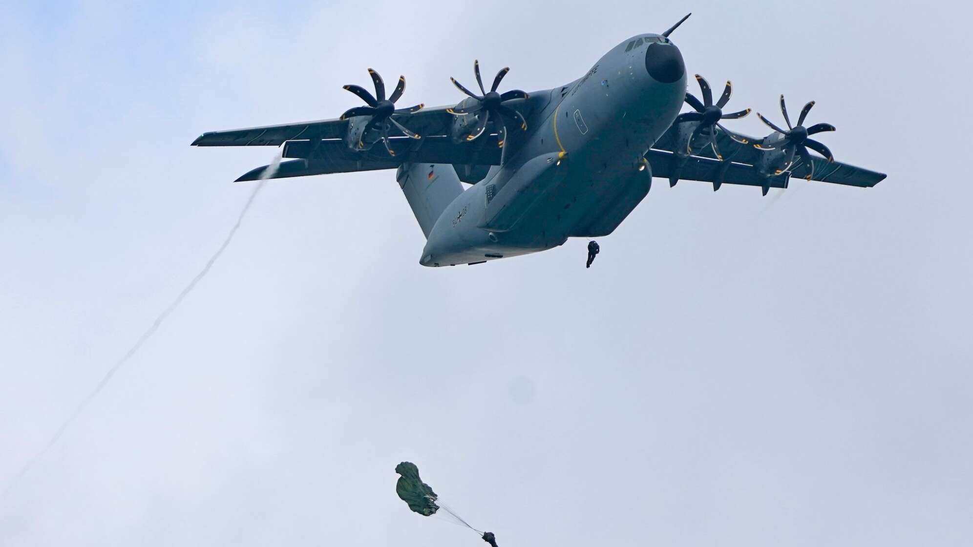 Start Übung von Bundeswehr-Fallschirmspringern am Kochelsee