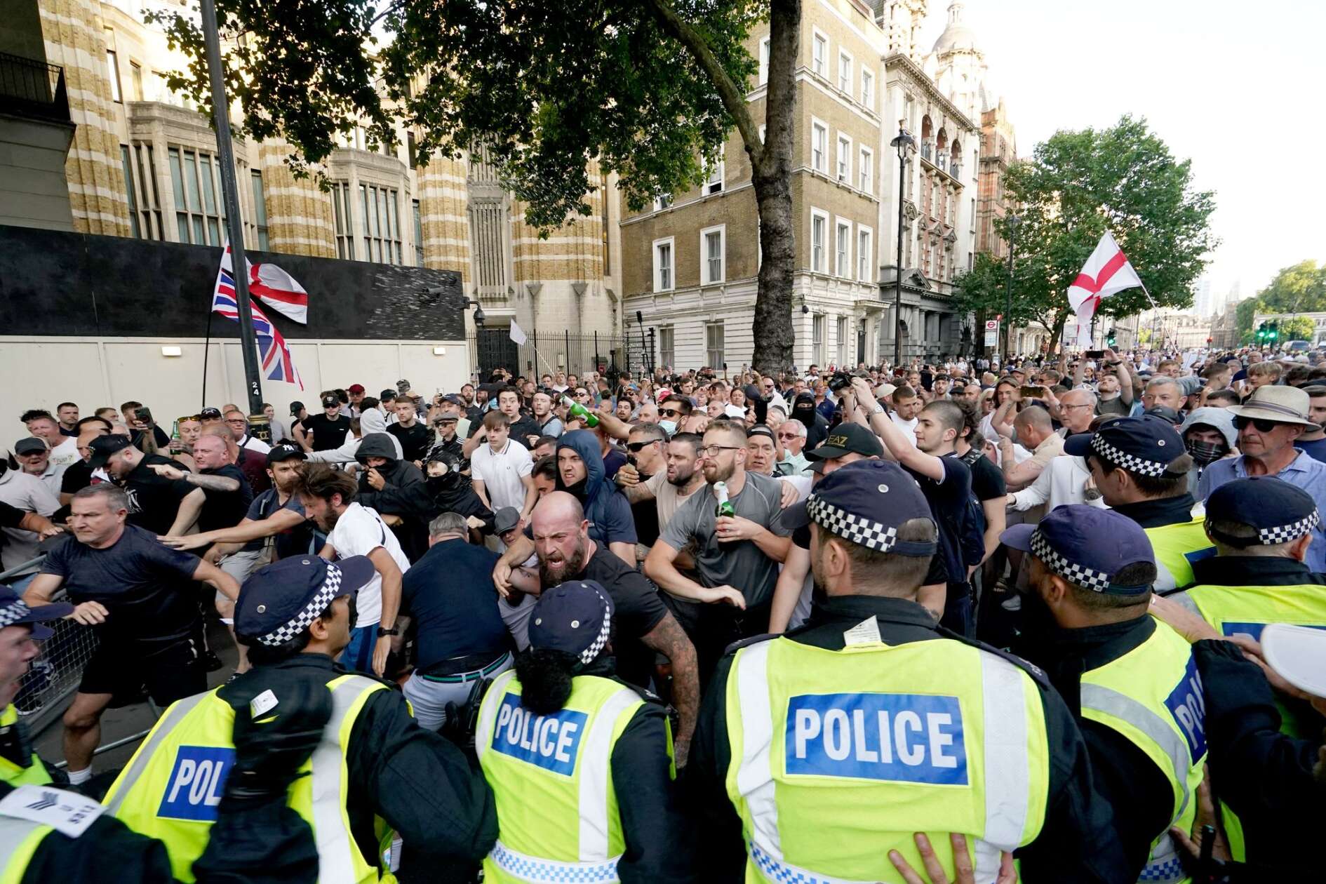 Right-wing riots after knife attack also in London