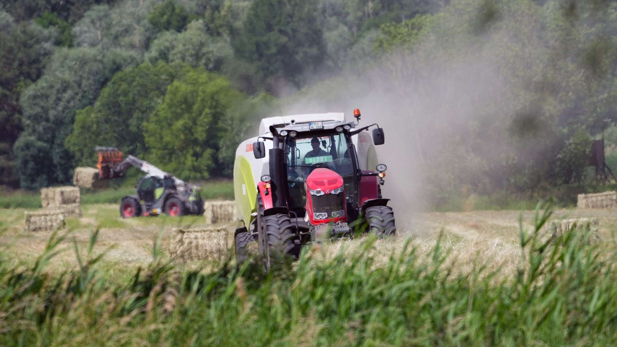 Traktor mit Ballenpresse