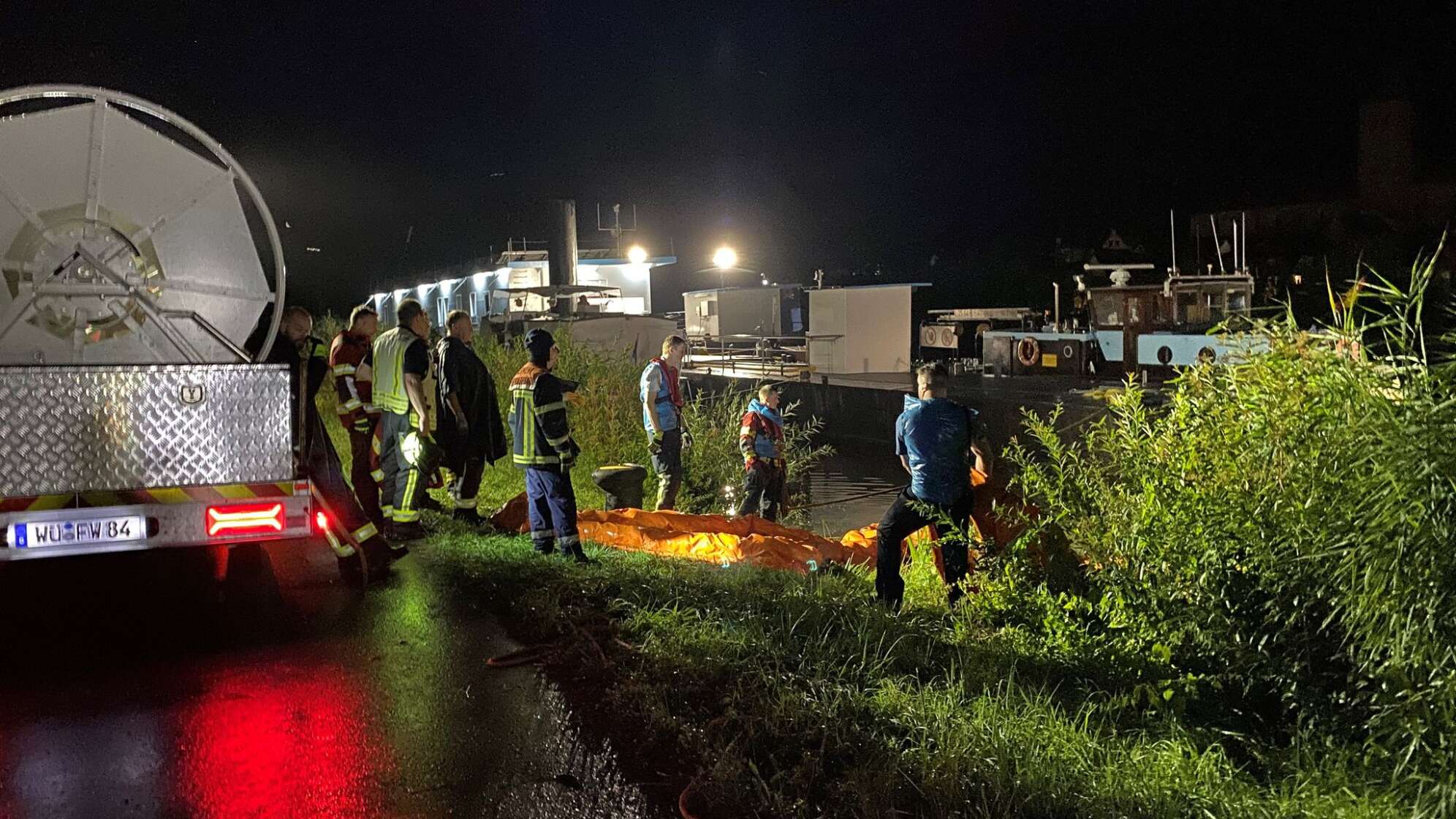 Öl im Fluss - Schifffahrt auf dem Main in Würzburg gesperrt