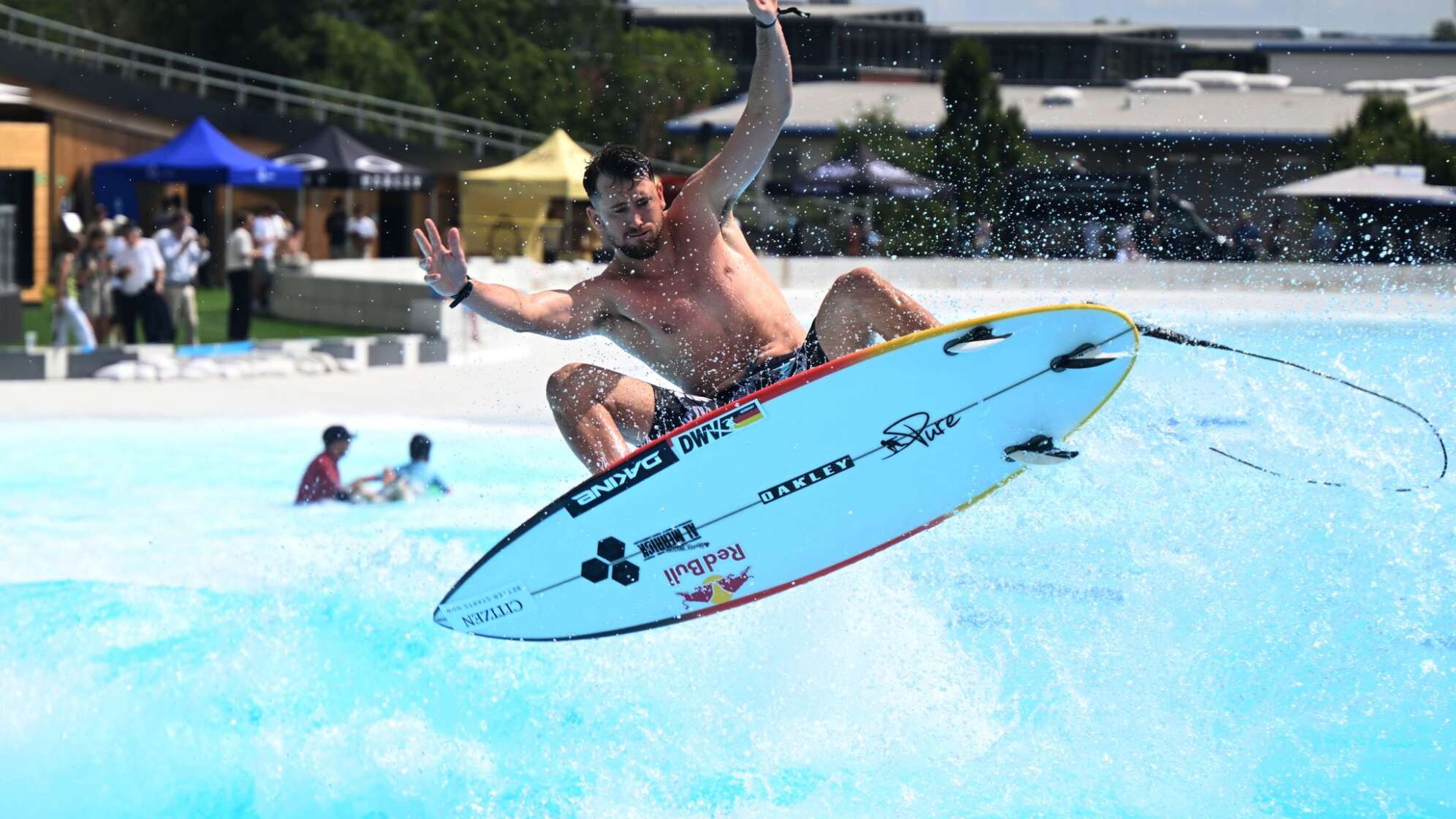 Olympionike Leon Glatzer hat eine Gaudi im neuen Surfpark