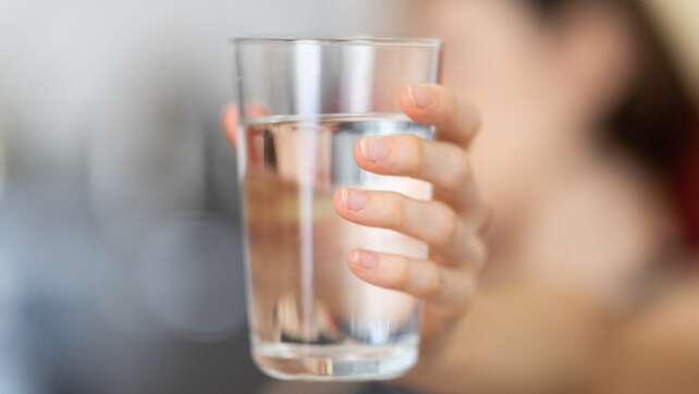 Nachts ein Glas Wasser neben dem Bett? Darum solltet ihr das auf keinen Fall tun