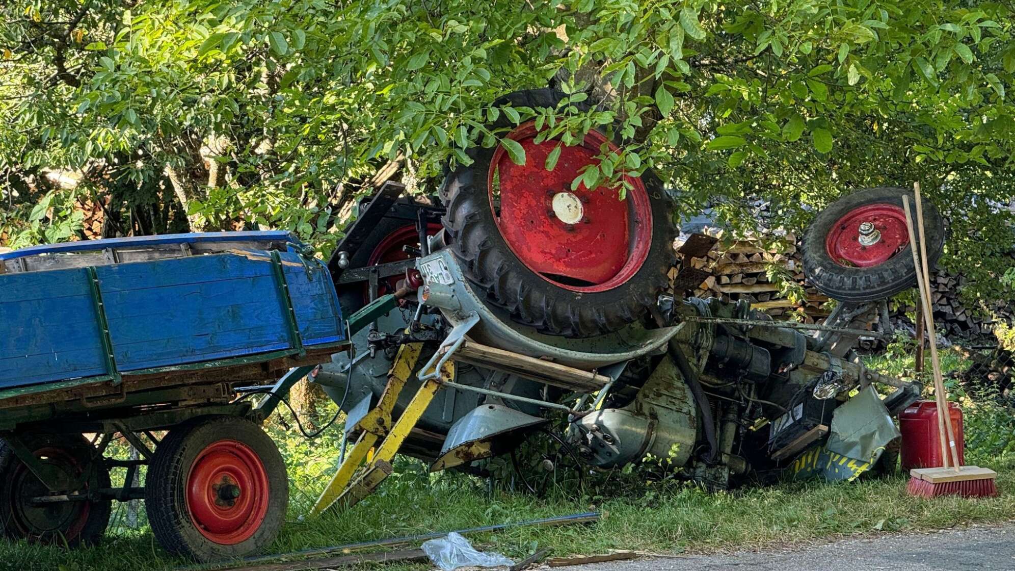 Traktor mit Anhänger kommt von Straße ab