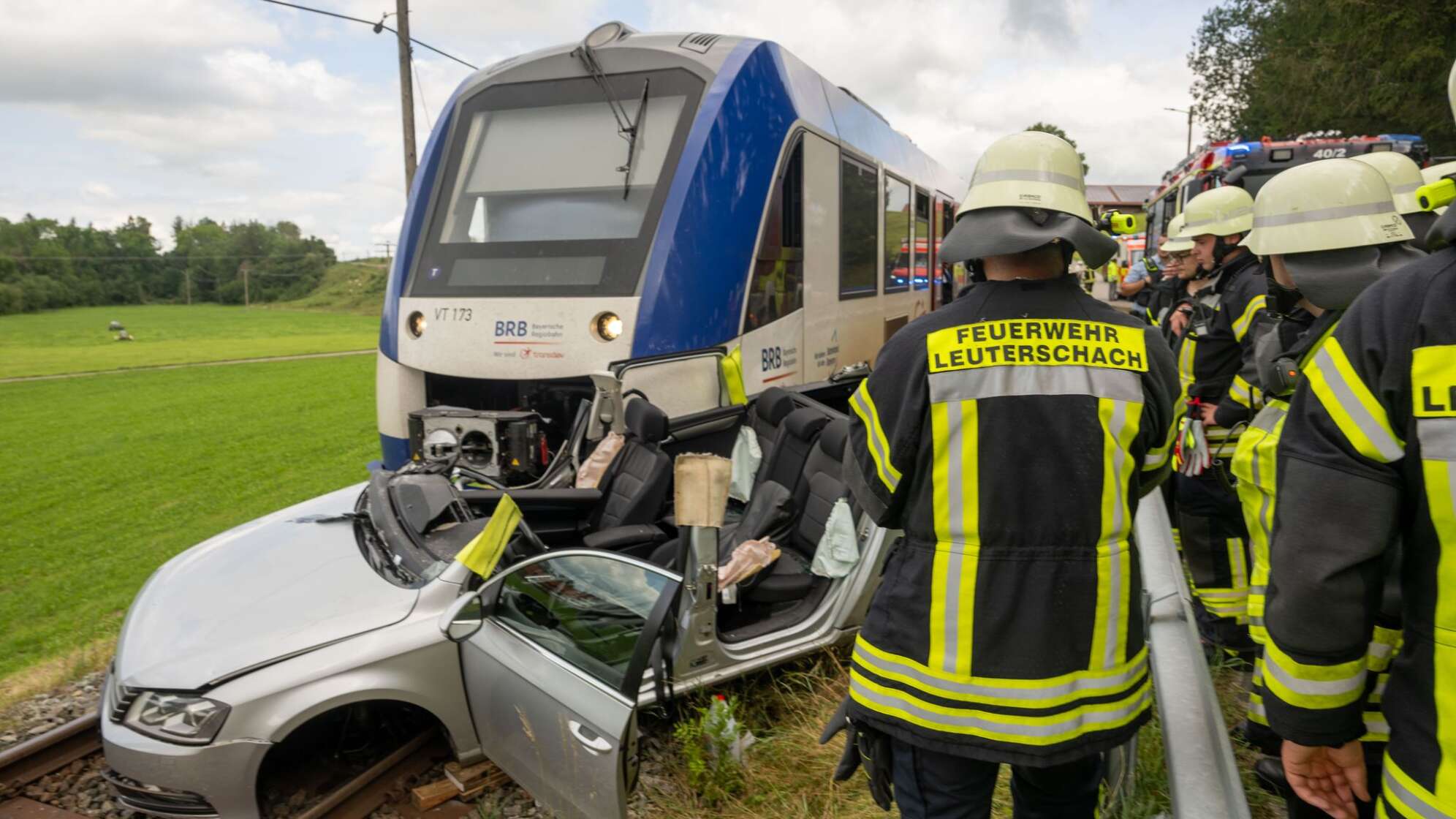 Zug erfasst Auto an Bahnübergang